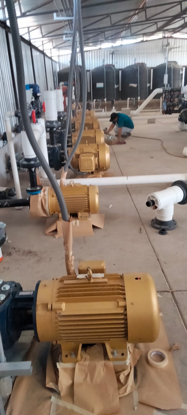 Instalación de equipos motor-bomba en caseta de riego